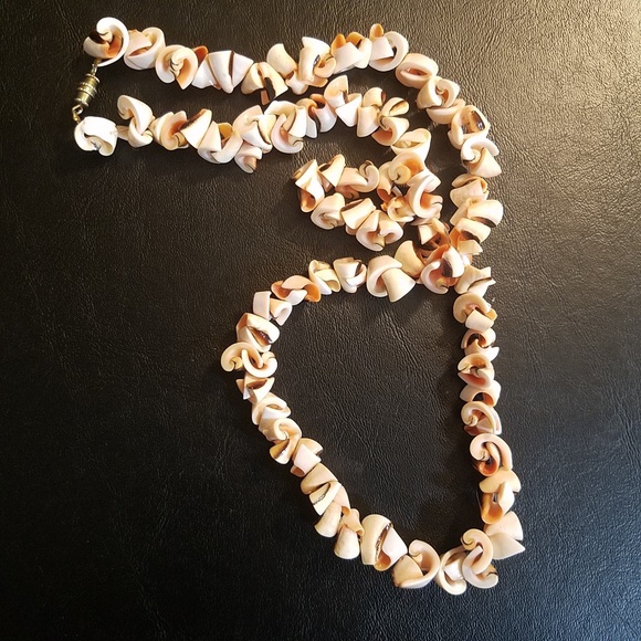 Beautiful Shell Necklace - Picture 2 of 5